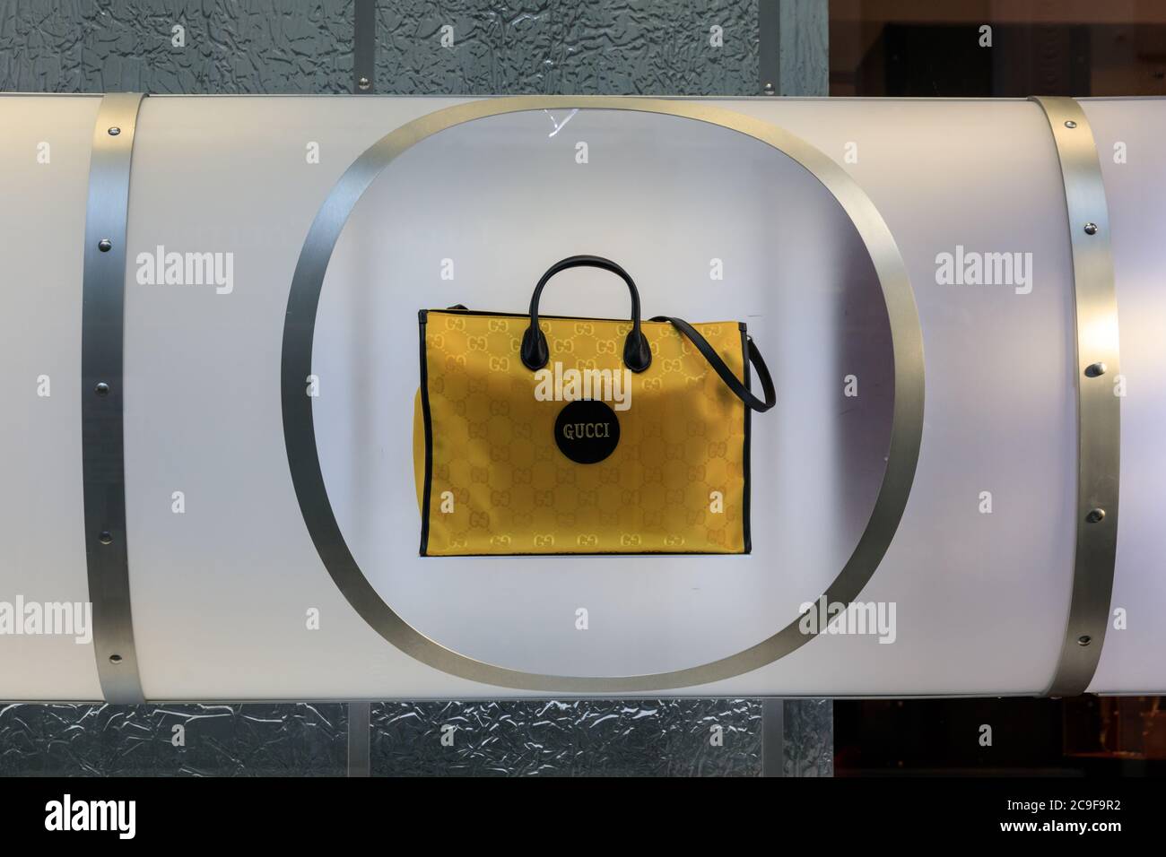 Borsa tote 'Off the Grid' del marchio giallo Gucci in vetrina, Gucci Store Bond Street, Londra, Regno Unito Foto Stock
