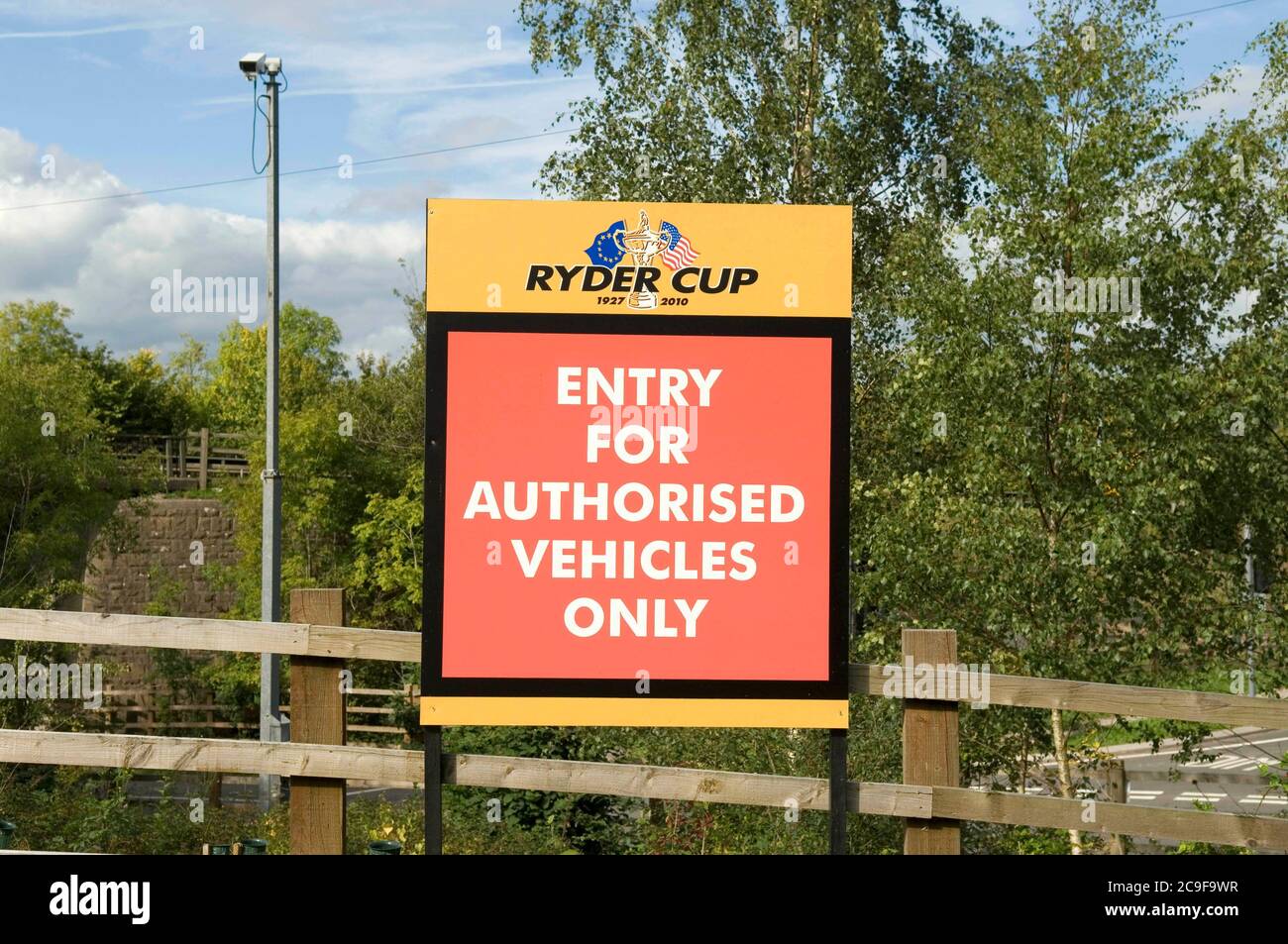 I cartelli per il torneo di golf Ryder Cup fuori dal Celtic Manor Resort di Newport, Regno Unito, dove la competizione si è tenuta nel 2010. Foto Stock