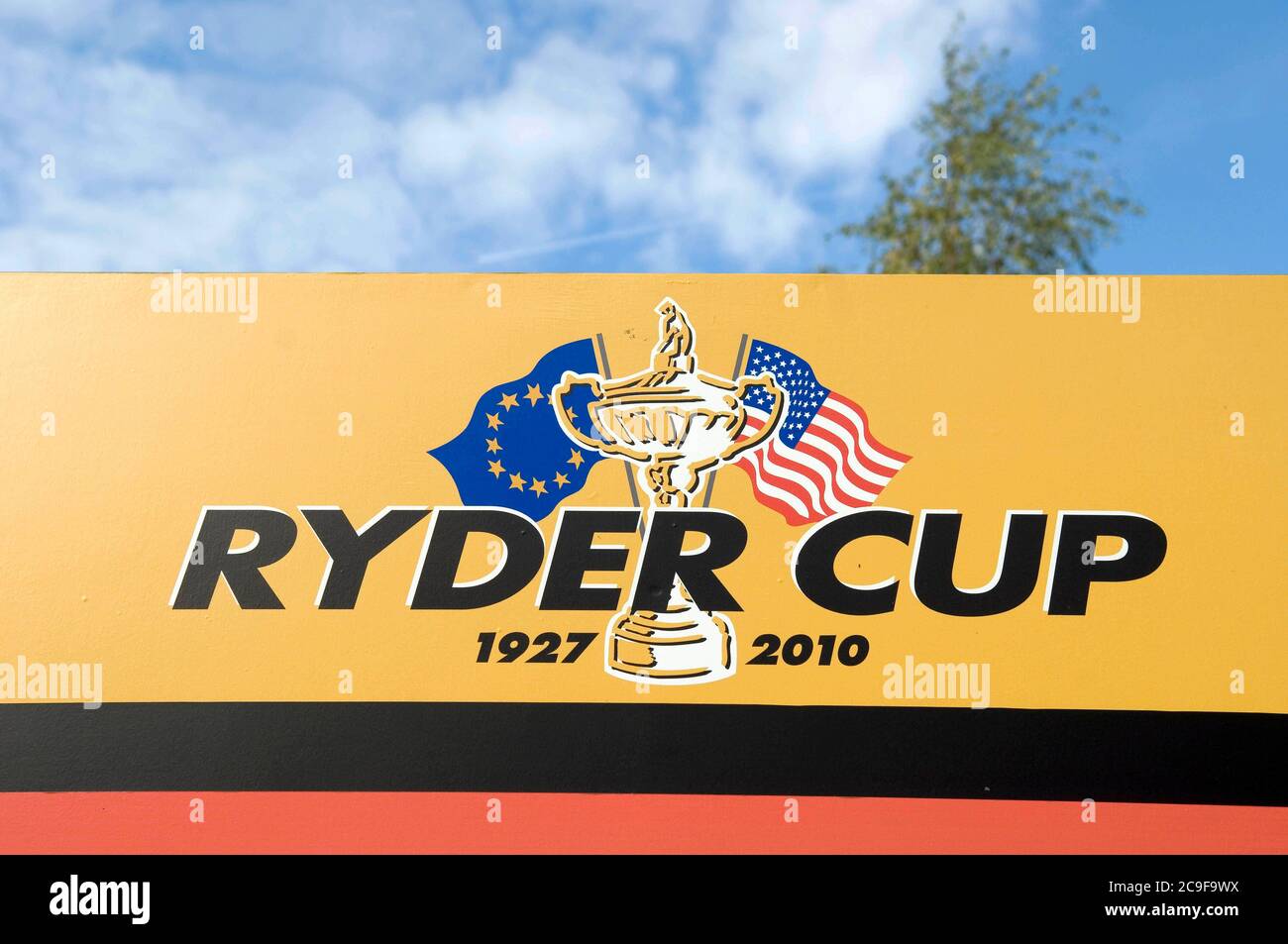 I cartelli per il torneo di golf Ryder Cup fuori dal Celtic Manor Resort di Newport, Regno Unito, dove la competizione si è tenuta nel 2010. Foto Stock