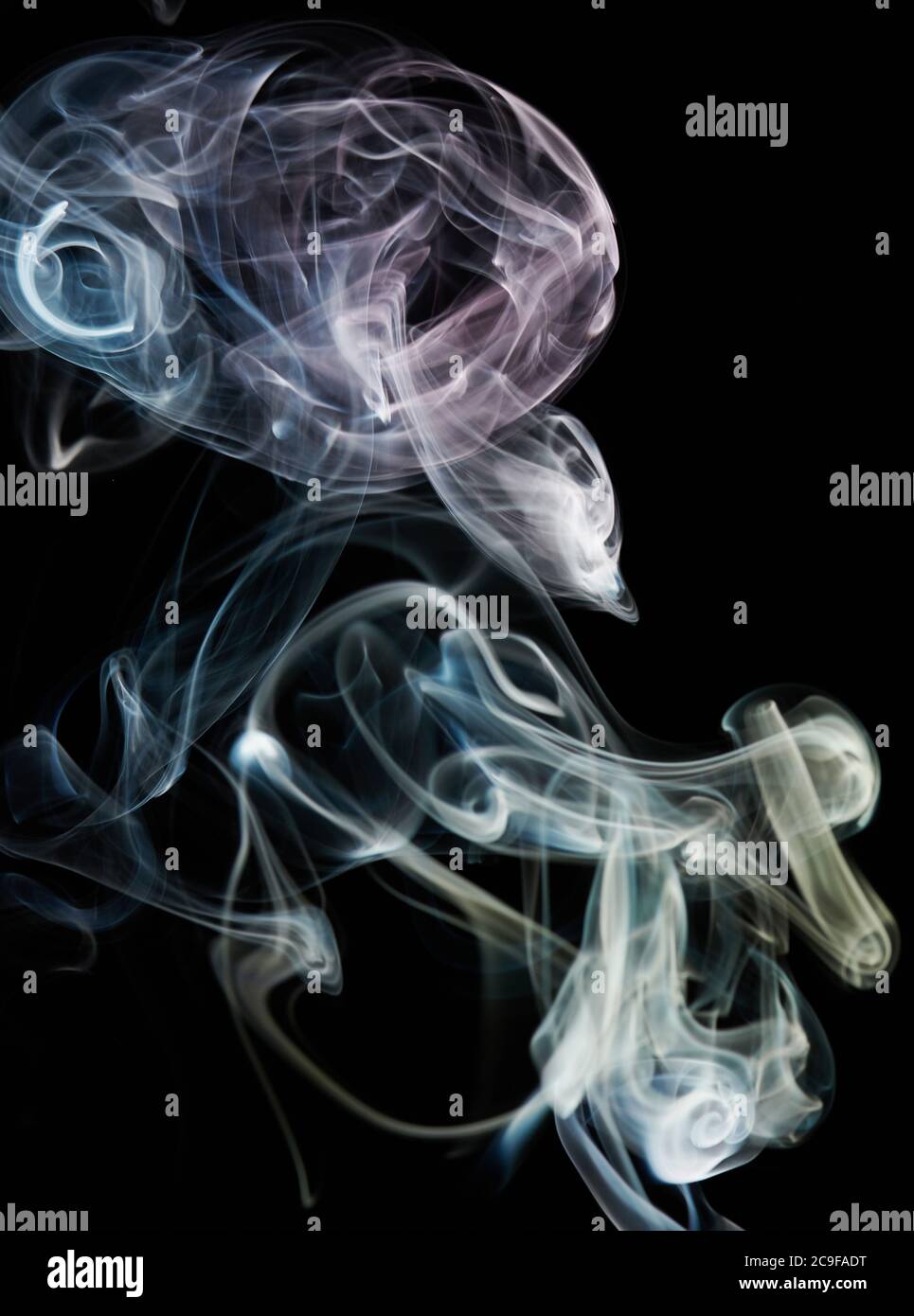 Linea di fumo viola e blu astratta su sfondo nero isolato Foto Stock