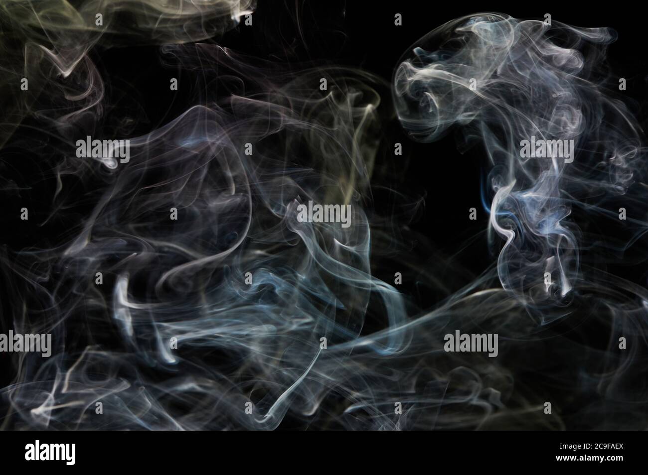 Linee di fumo astratte trasparenti su sfondo nero isolato Foto Stock