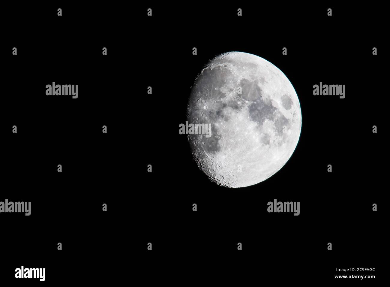 Mezza luna nel cielo nero. Foto Stock