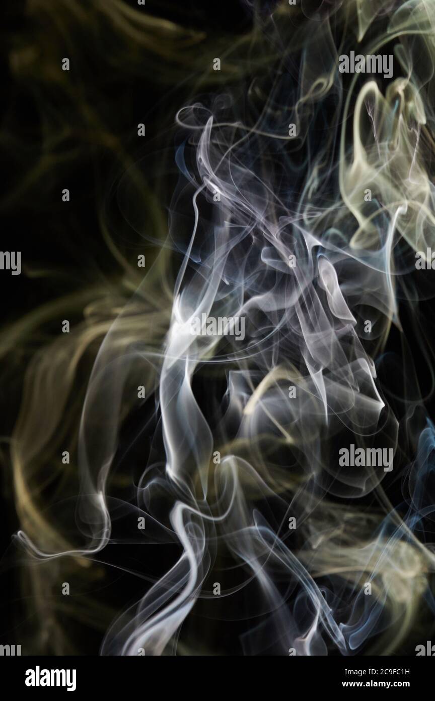Fumo astratto giallo e bianco su sfondo nero isolato Foto Stock