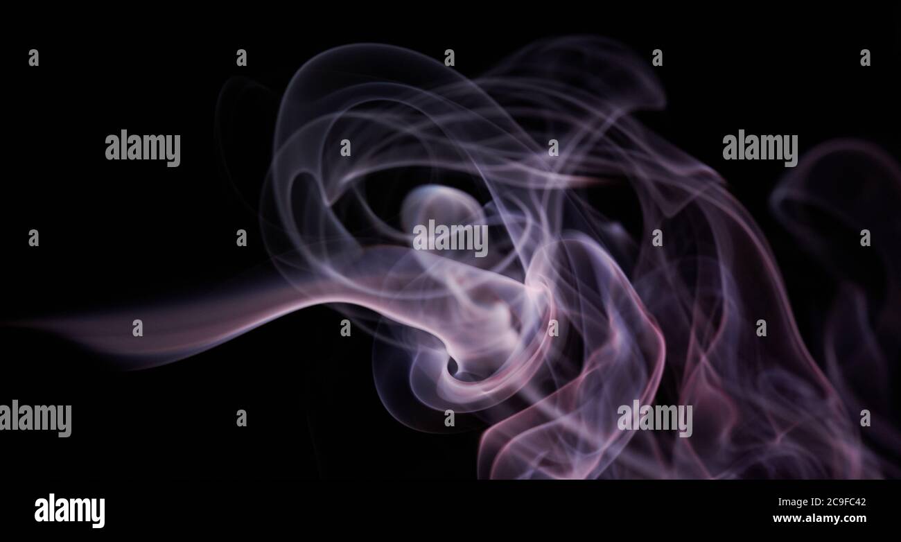 Fumo viola forma astratta flusso su sfondo nero isolato Foto Stock
