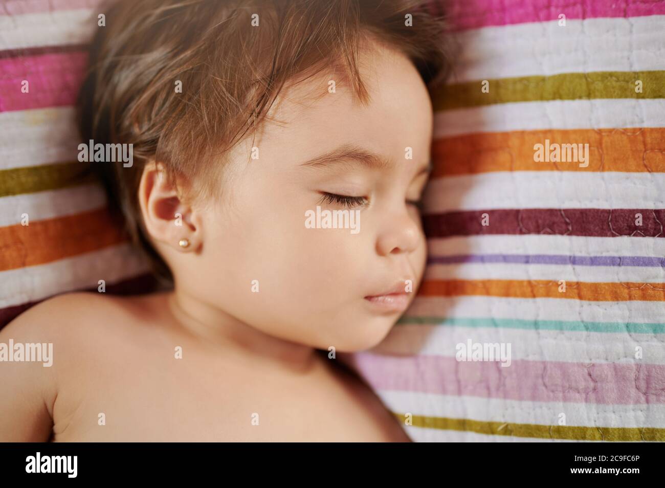 Confortevole baby girl addormentato ritratto vista ravvicinata Foto Stock