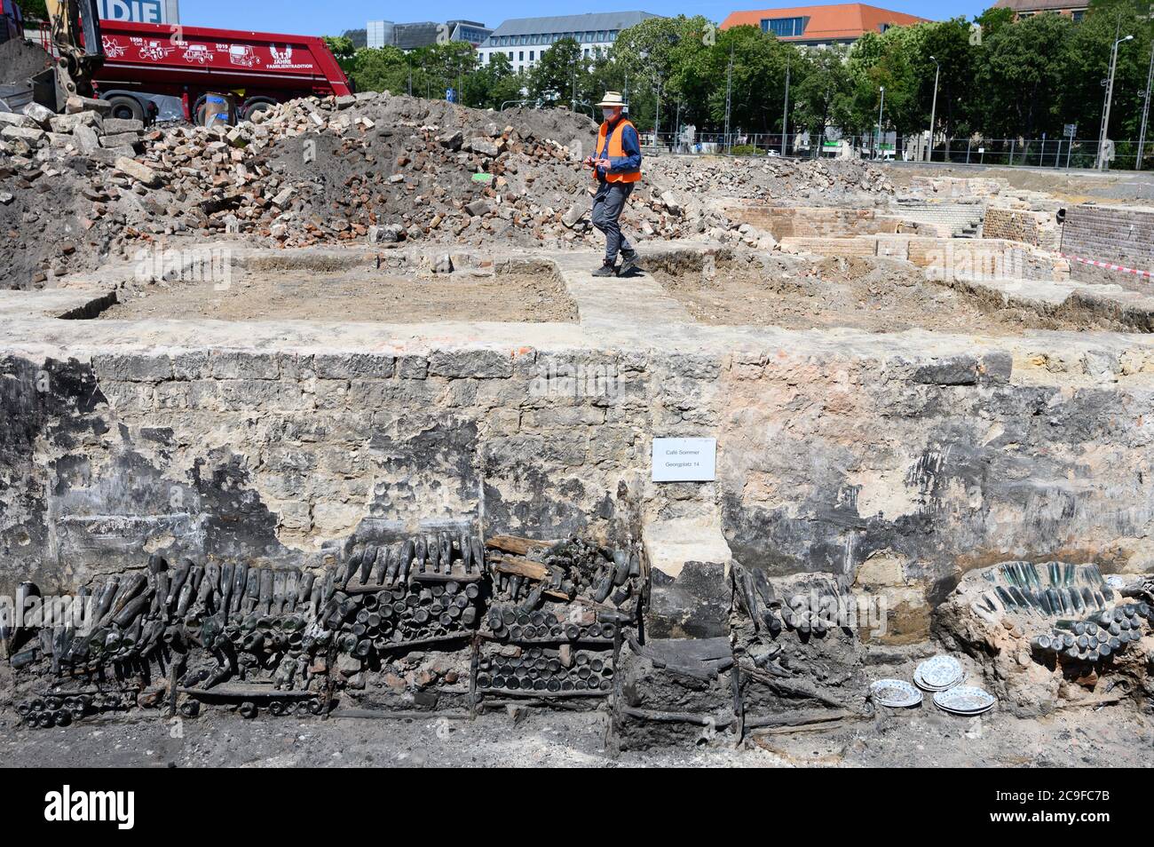 Dresda, Germania. 31 luglio 2020. Un partecipante a un tour stampa passa gli scavi archeologici dietro i resti di una cantina di vini su Ferdinandplatz. Il ritrovamento precedente, cantina con prove di distruzione in tempo di guerra dal 13 febbraio 1945, dovrebbe essere scoperto ed esaminato dai dipendenti dell'Ufficio di Archeologia della Sassonia (LfA) fino al marzo 2021. Credit: Sebastian Kahnert/dpa-Zentralbild/dpa/Alamy Live News Foto Stock