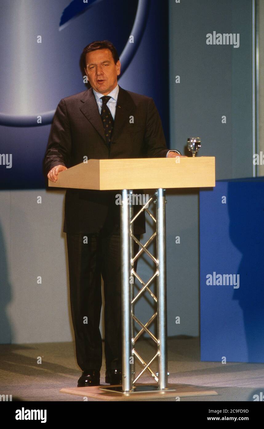 Premio Verleihung des Road Ahead am 4. Febbraio 1999 a Köln, Ehrengast Bundeskanzler Gerhard Schröder bei der Laudatio am Rednerpult Foto Stock