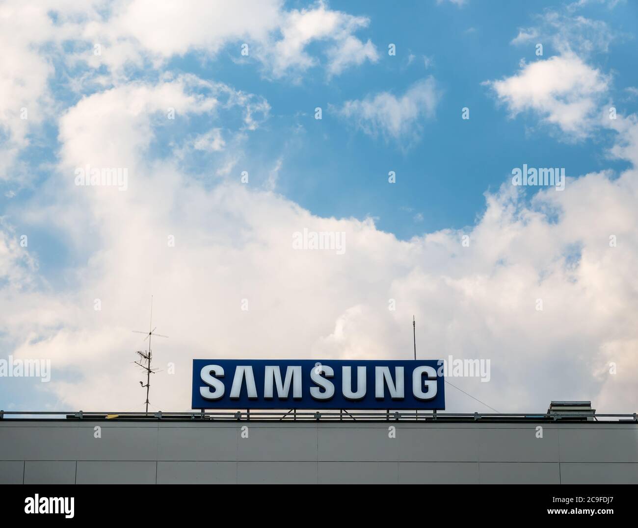 Bucarest/Romania - 07.18.2020: Logo Samsung contro il cielo blu uffici Samsung a Bucarest, Romania. Foto Stock