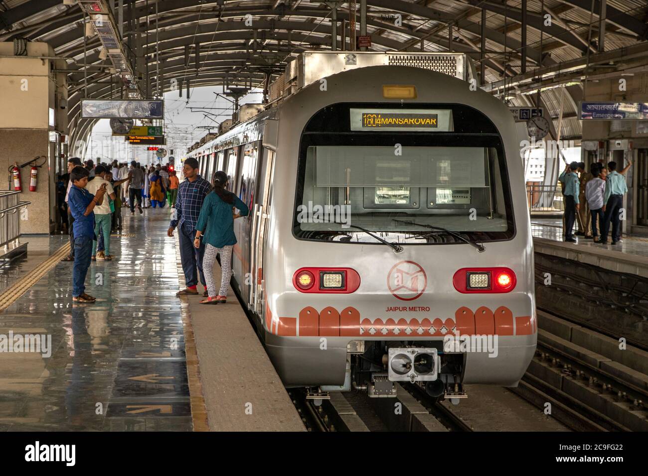 Jaipur, Rajasthan / India - 26 luglio 2015 : treno della metropolitana di Jaipur con i passeggeri, i turisti e i viaggiatori sulla stazione ferroviaria. I treni della metropolitana sono veloci Foto Stock
