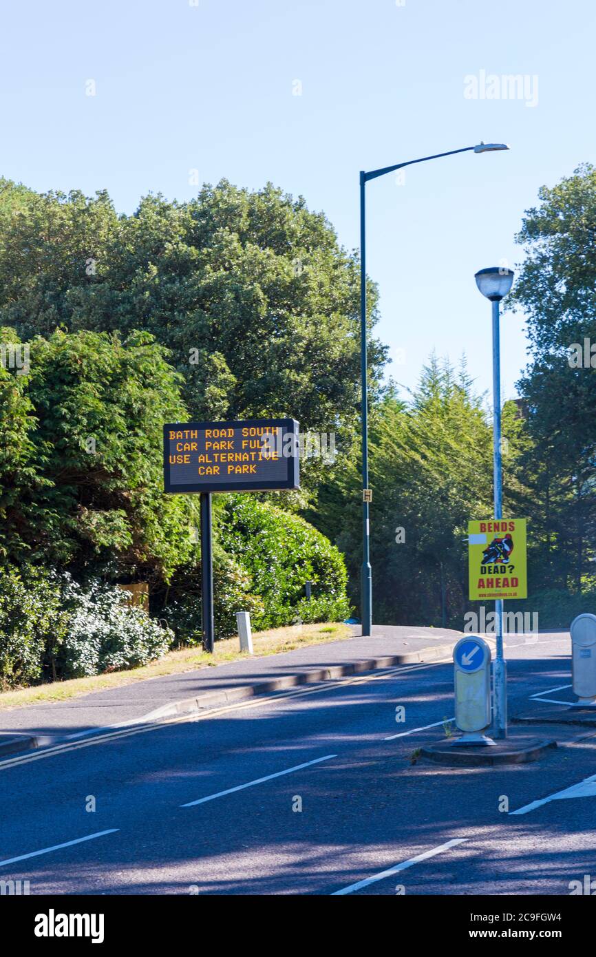 Parcheggio auto uso completo segno di parcheggio alternativo a Bournemouth, Dorset UK nel mese di luglio Foto Stock