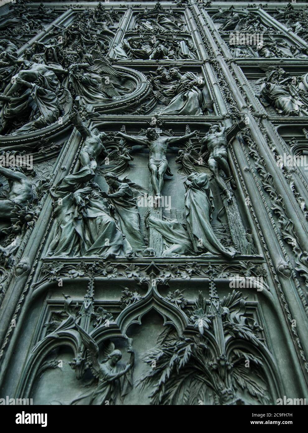 Milano/Italia - 10 luglio 2016: Dettaglio dei bellissimi bassorilievi sulla porta bronzea principale del Duomo di Milano, famosa attrazione turistica Foto Stock