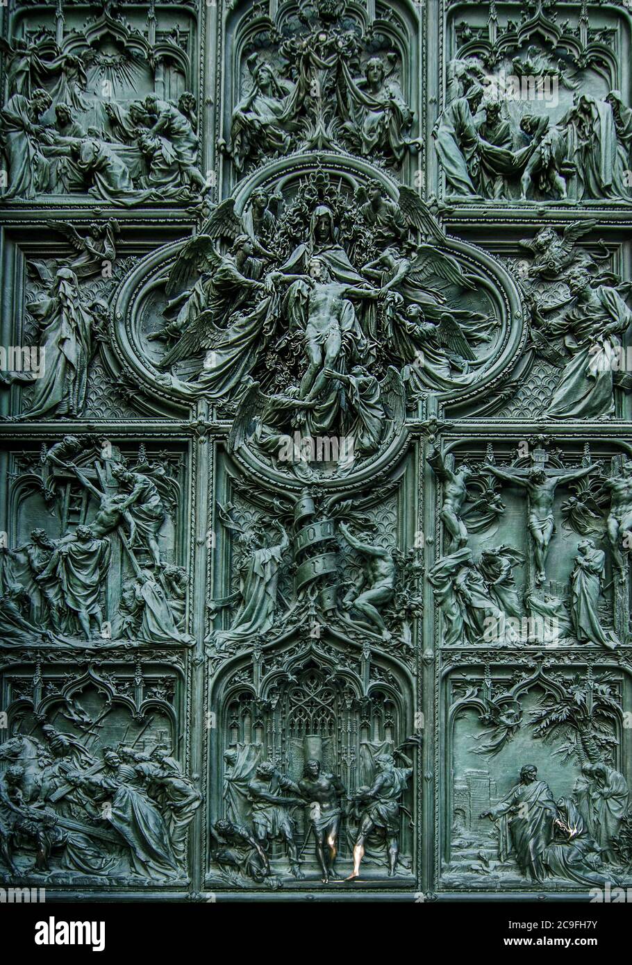 Milano/Italia - 10 luglio 2016: Dettaglio dei bellissimi bassorilievi sulla porta bronzea principale del Duomo di Milano, famosa attrazione turistica Foto Stock