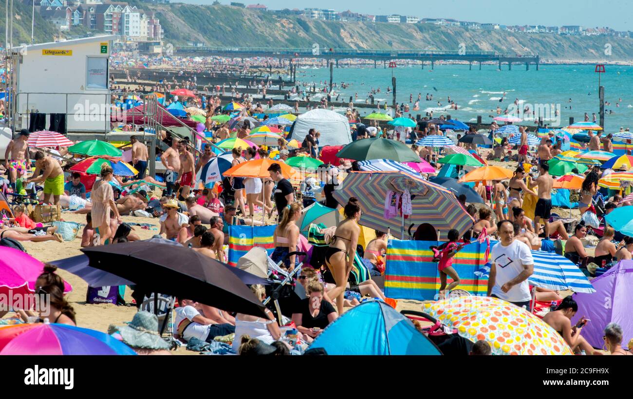 Bournemouth, Dorset, Regno Unito, 31 luglio 2020. I visitatori e i residenti locali si affollano sulla spiaggia il giorno più caldo di luglio, poiché le regole di blocco COVID-19 sono rilassate nel Regno Unito. Credito John Beasley Foto Stock