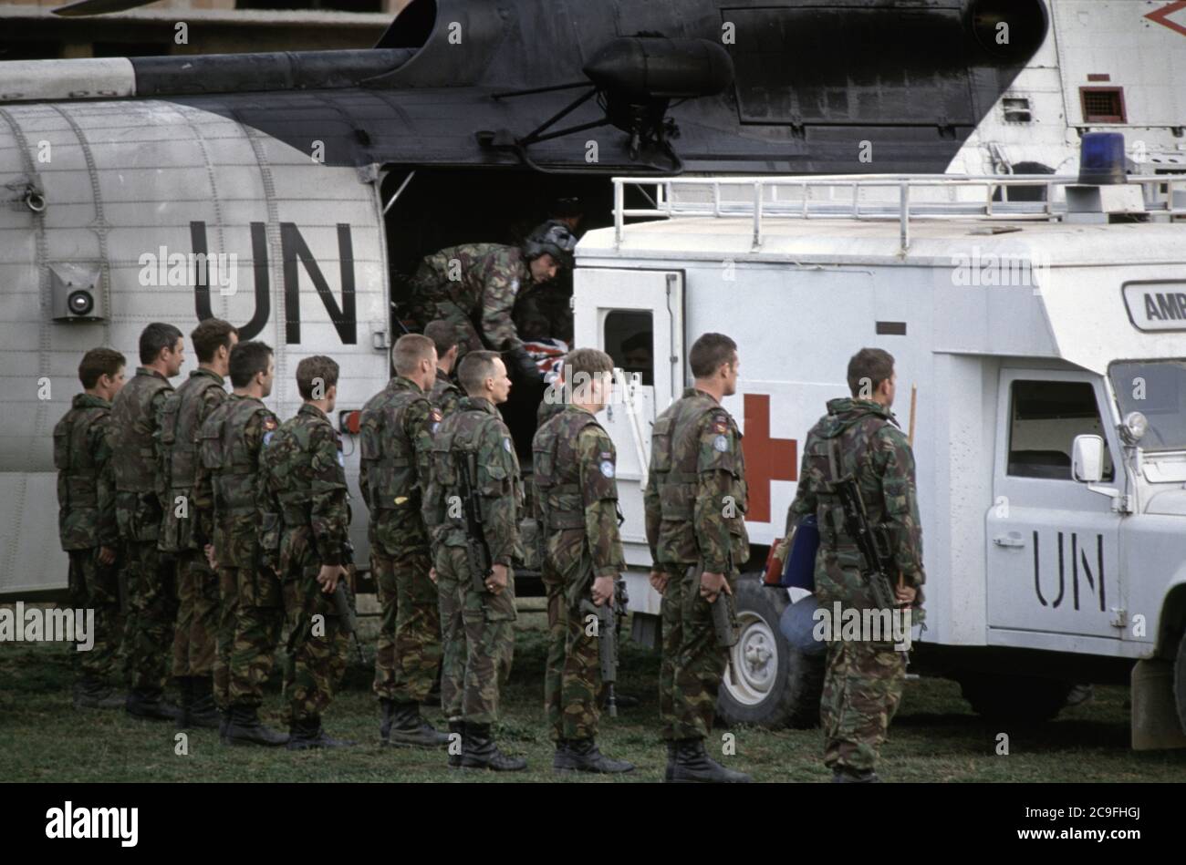21 marzo 1994 durante la guerra in Bosnia: Il corpo del caporale Barney Warburton dei Royal Engineers è trasferito ad un elicottero Royal Navy Sea King alla base britannica vicino Vitez. Foto Stock