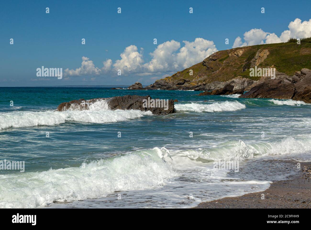 Le onde a Dollar Cove Gunwalloe Cornovaglia Foto Stock