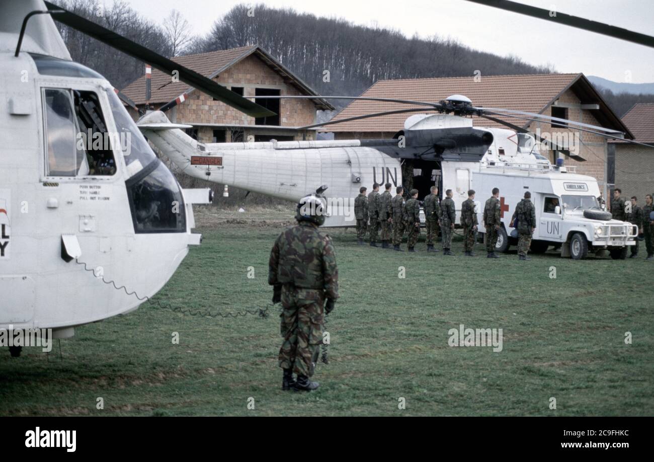 21 marzo 1994 durante la guerra in Bosnia: Il corpo del caporale Barney Warburton dei Royal Engineers è stato appena trasferito ad un elicottero Royal Navy Sea King alla base britannica vicino Vitez. Foto Stock