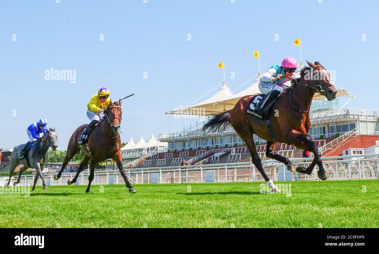 Tilsit guidato da Ryan Moore vince il Bonhams Thoroughbred Stakes durante il quarto giorno del Goodwood Festival presso l'ippodromo di Goodwood, Chichester. Foto Stock