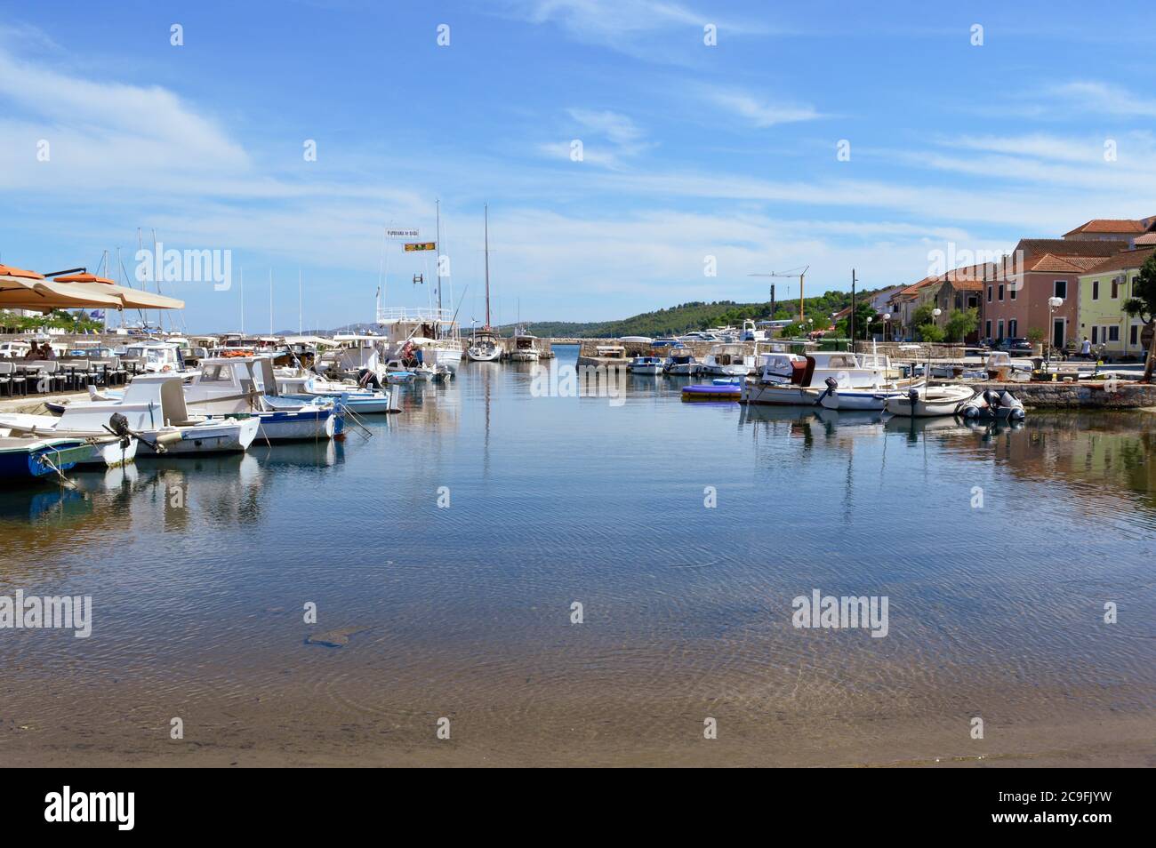 Barche da pesca in una piccola città sali sull'isola di Dugi otok vicino Zadar, Croazia Foto Stock