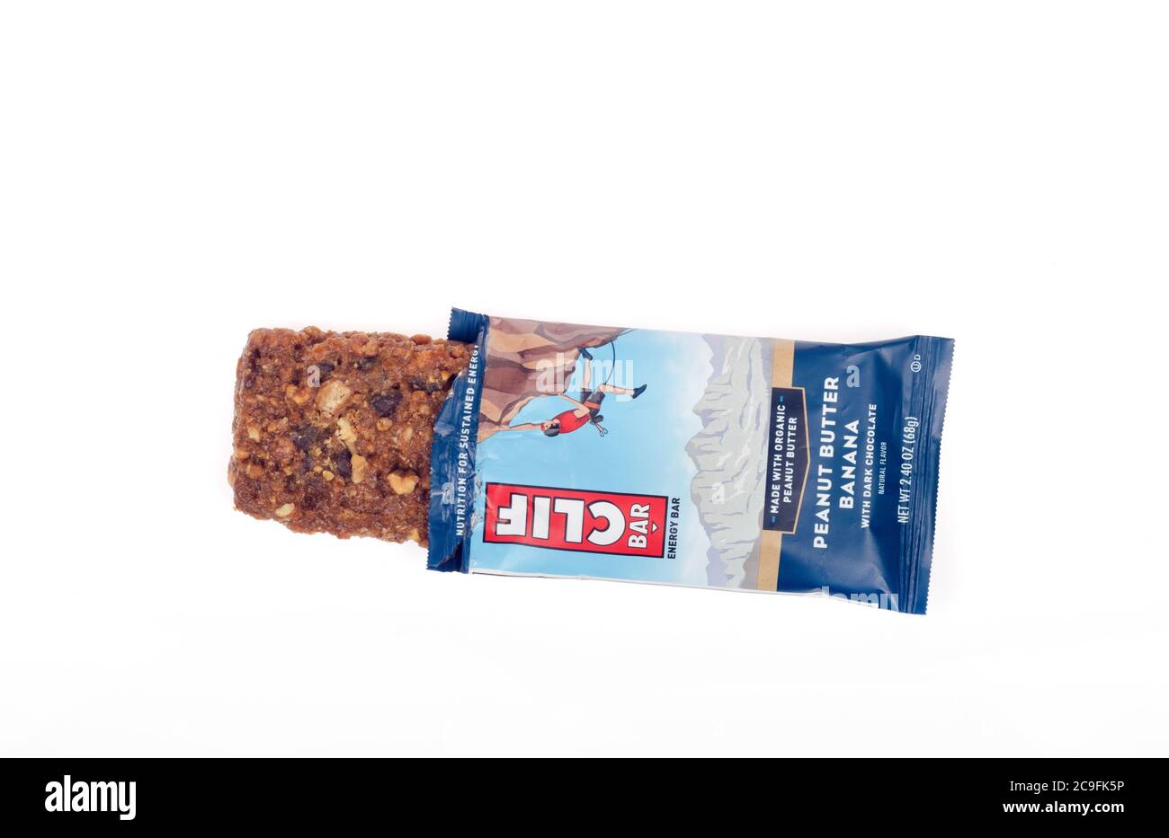 Clif Bar burro di arachidi biologico con banana e cioccolato fondente con involucro aperto che mostra la barra energetica Foto Stock