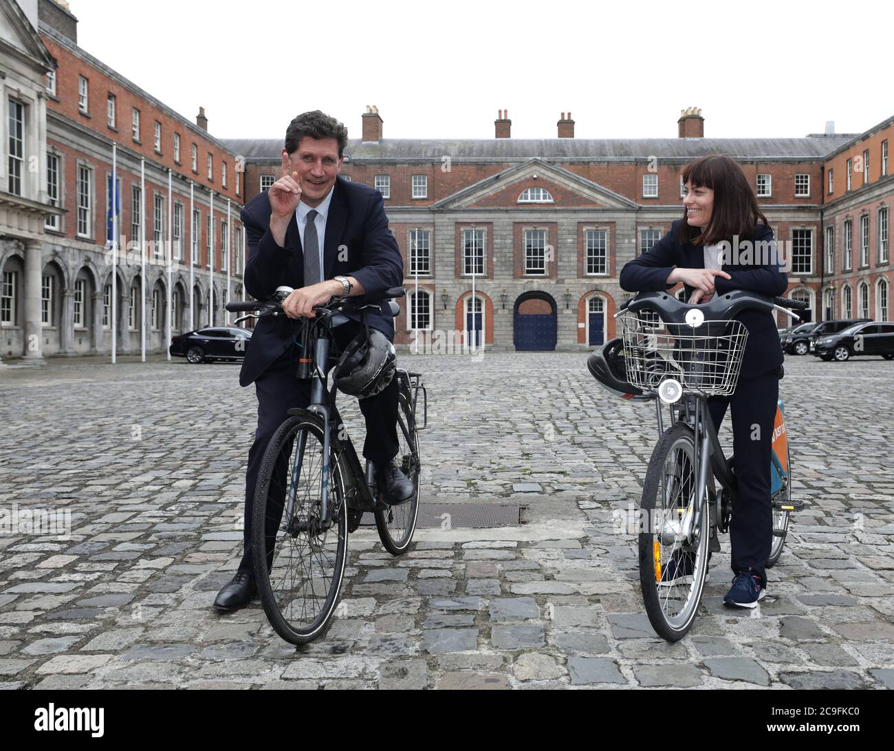 Il Ministro per l'azione sul clima e le reti di comunicazione Eamon Ryan e il Ministro per i Trasporti con Nichola Mallon nel Castello di Dublino per il primo vertice del Consiglio dei Ministri del Nord Sud (NSMC) da prima del crollo dell'amministrazione della condivisione del potere dell'Irlanda del Nord. Foto Stock