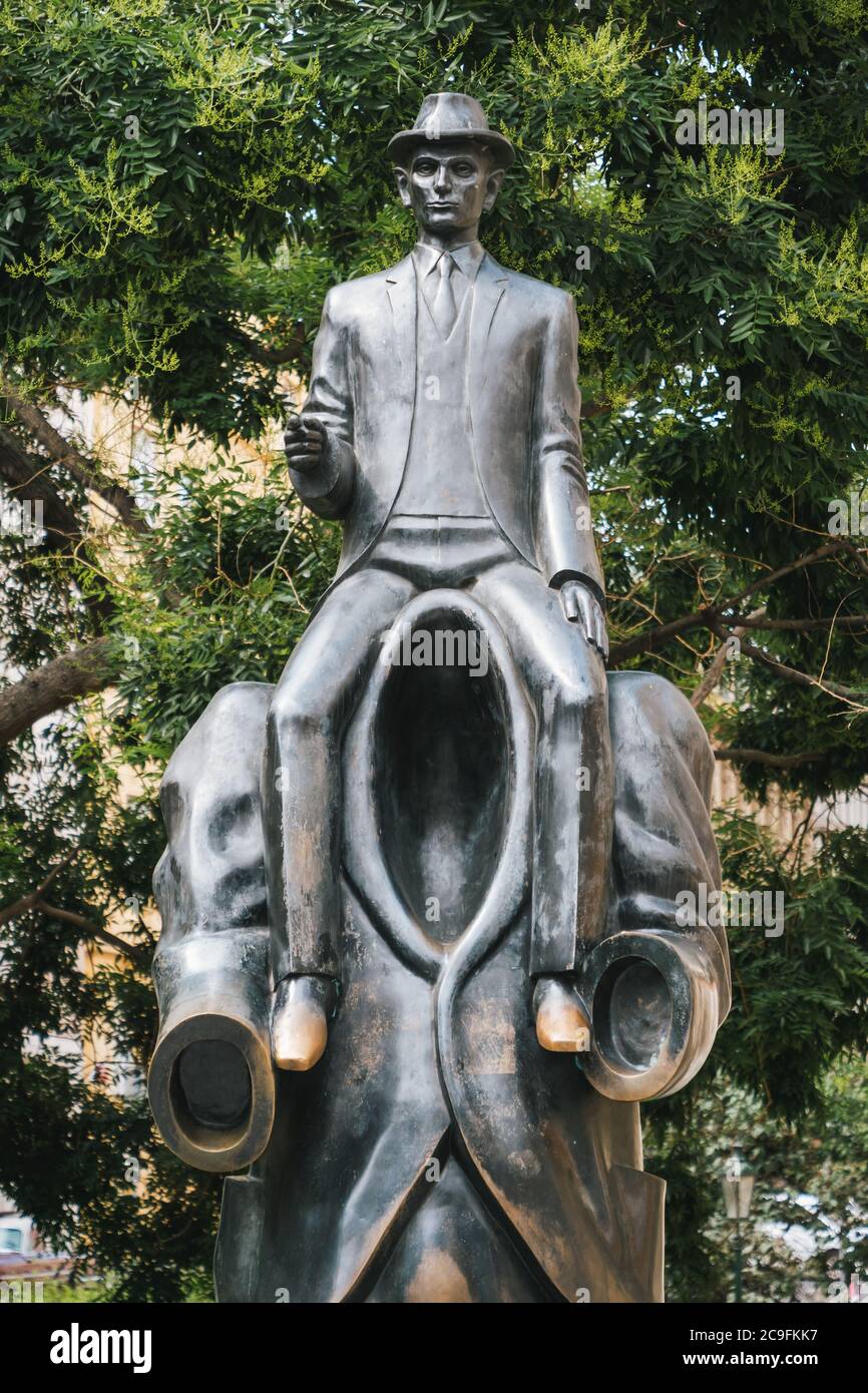 Praga, Repubblica Ceca - - Luglio 11 2020: Statua di Franz Kafka a cavallo di una figura senza testa di Jaroslav Rona vicino alla Sinagoga spagnola. Foto Stock