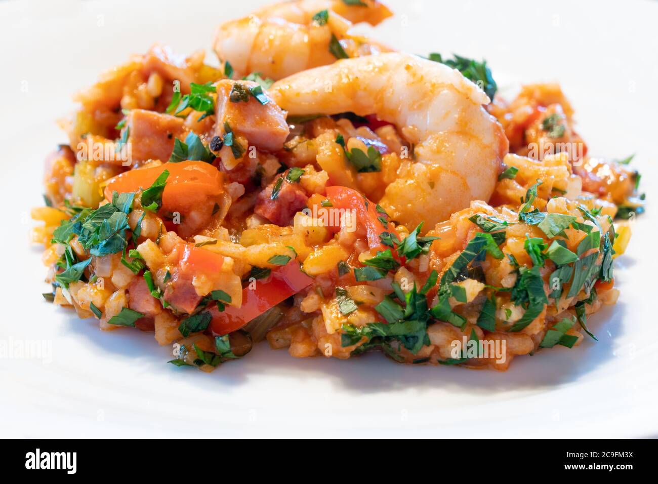 Creole Jambalaya su un piatto bianco, una cucina tipica cajun piatto rom New Orleans, Louisiana con gamberi Foto Stock