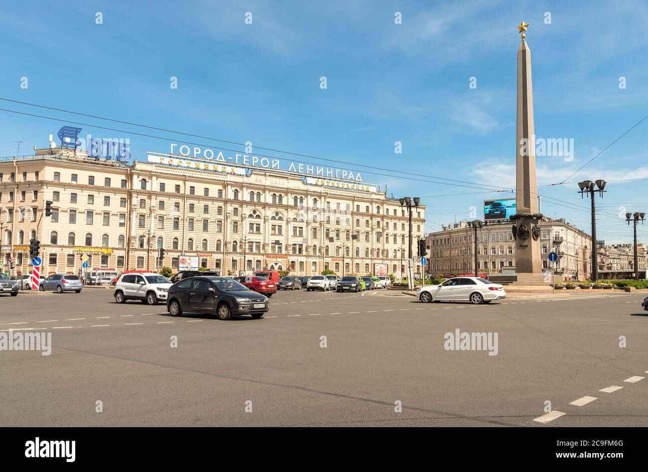 San Pietroburgo, Federazione Russa - 11 maggio 2015: Memoria della feat: Un obelisco alla città-eroe di Leningrado su piazza Vosstaniya a San Pietro Foto Stock