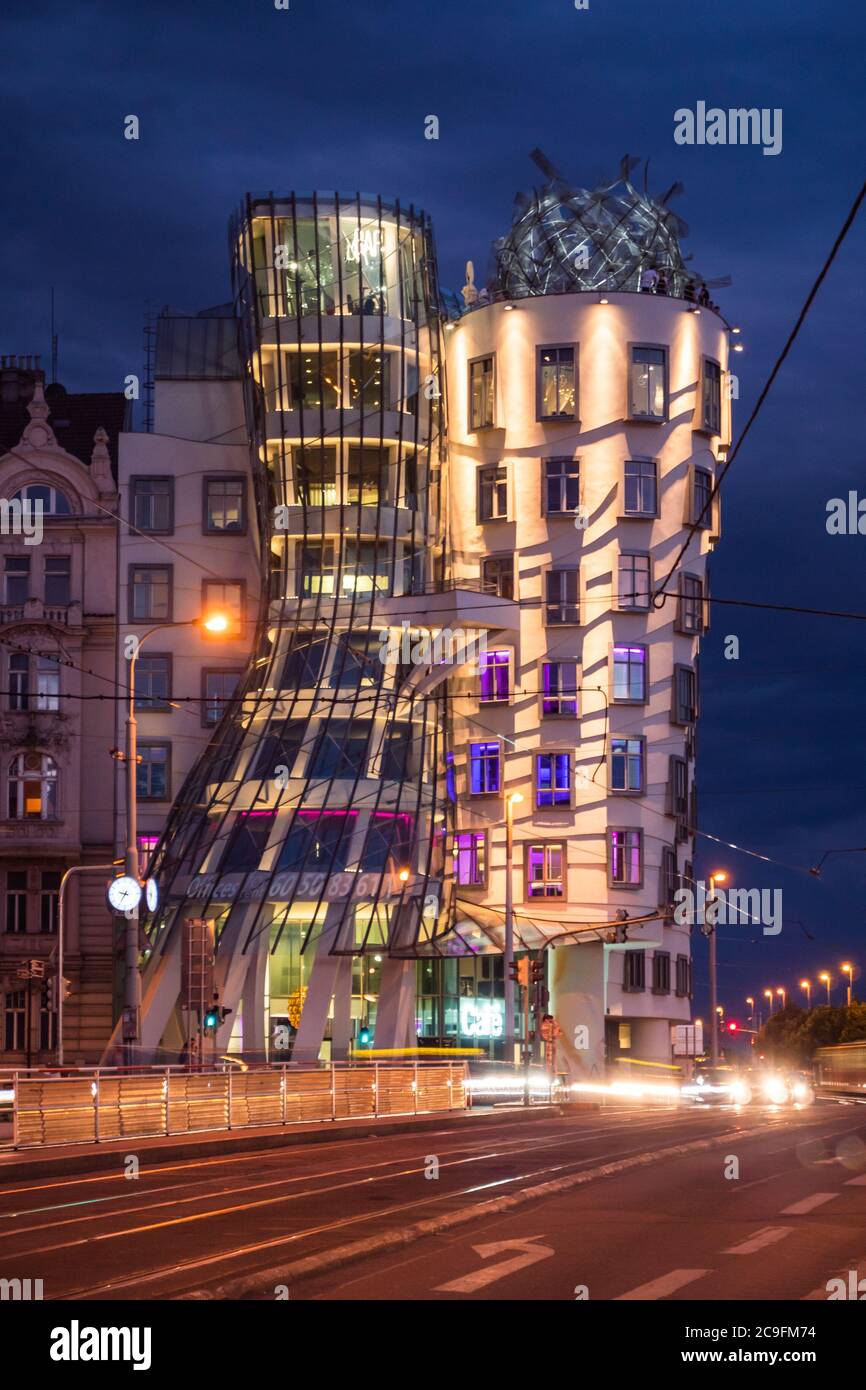Praga, Repubblica Ceca - Luglio 10 2020: Dancing House al Dusk chiamato Fred and Ginger o Tancici Dum in ceco a Praga, progettato da Vlado Milunic e F. Foto Stock