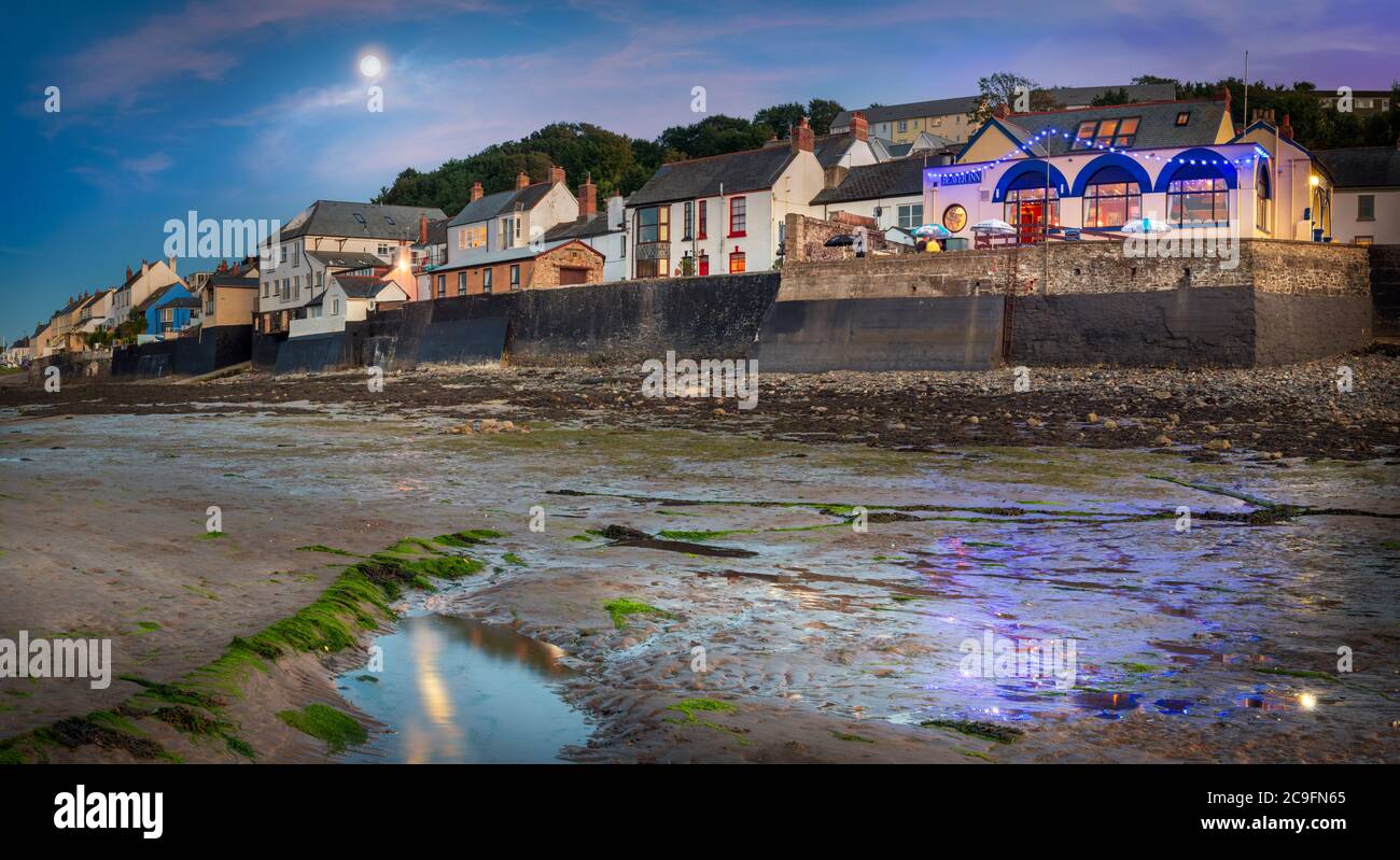 La luna sorge dietro 'il Beaver', un pub e ristorante molto popolare con viste spettacolari sul fiume Torridge nel piccolo villaggio costiero di AP Foto Stock