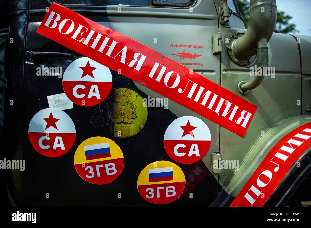 24 luglio 2020, Sassonia-Anhalt, Beuster: Adesivo sulla porta di un veicolo militare. Nonostante le misure di protezione corona, il Museo a luce blu sull'Elba celebra la sua settimana del Museo e mostra la collezione di storici vigili del fuoco, polizia e tecnologia militare. Foto: Jens Büttner/dpa-Zentralbild/ZB Foto Stock