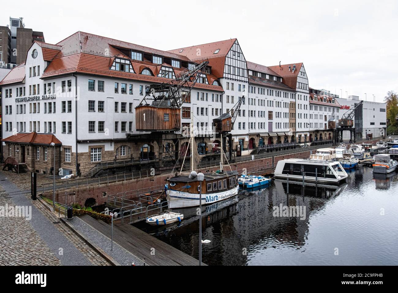 Germania, Berlino. Magazzino Tempelhof Harbour. Edificio storico e' stato restaurato ed e' ora sede di negozi e ristoranti Foto Stock