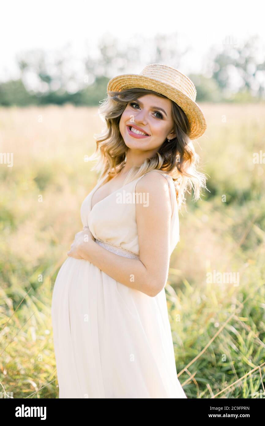 Pregnant woman wearing green dress immagini e fotografie stock ad alta  risoluzione - Alamy
