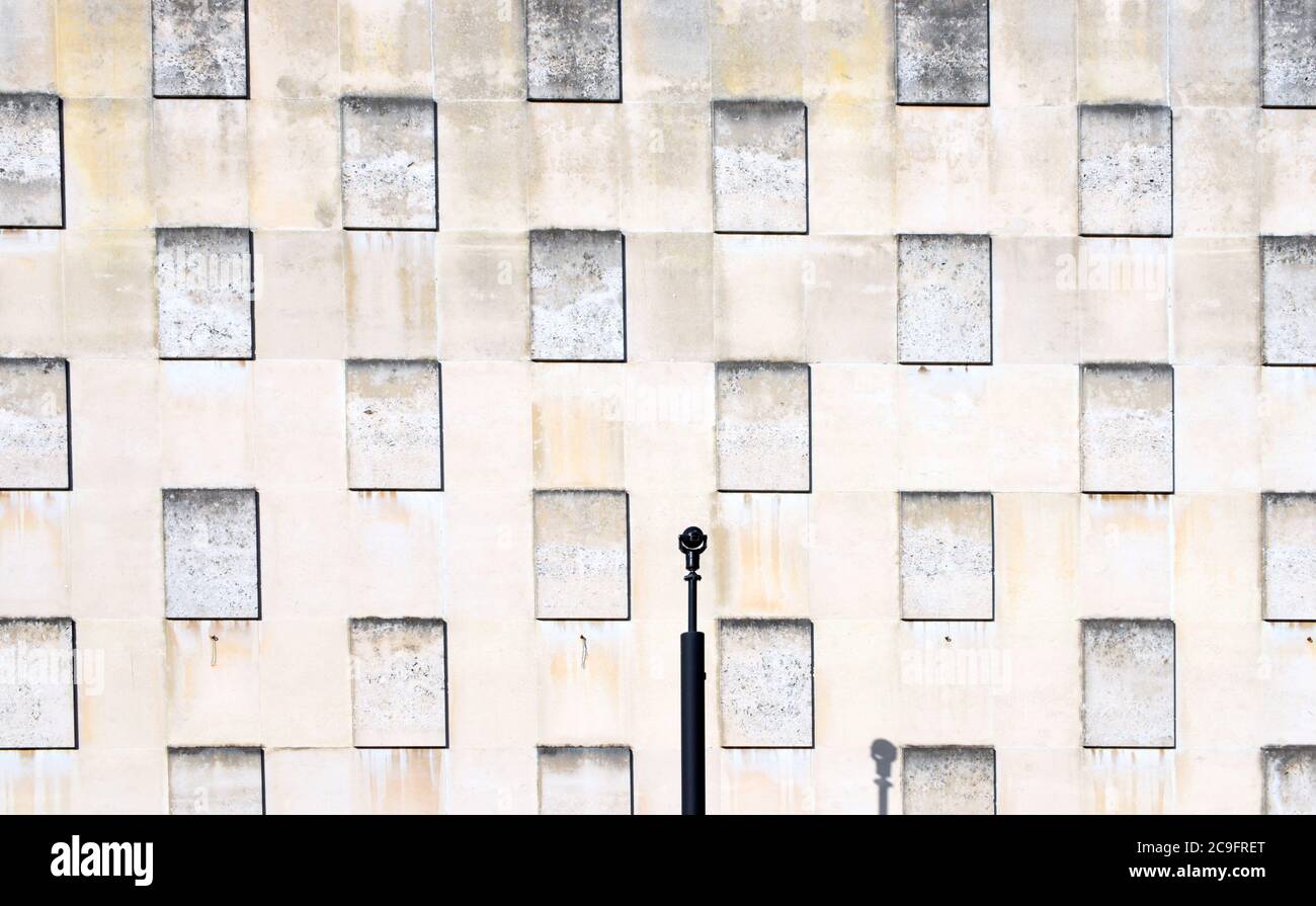 Una telecamera di sicurezza si trova di fronte a un muro simmetrico in questa foto scattata su una strada tipica dell'Inghilterra meridionale Foto Stock