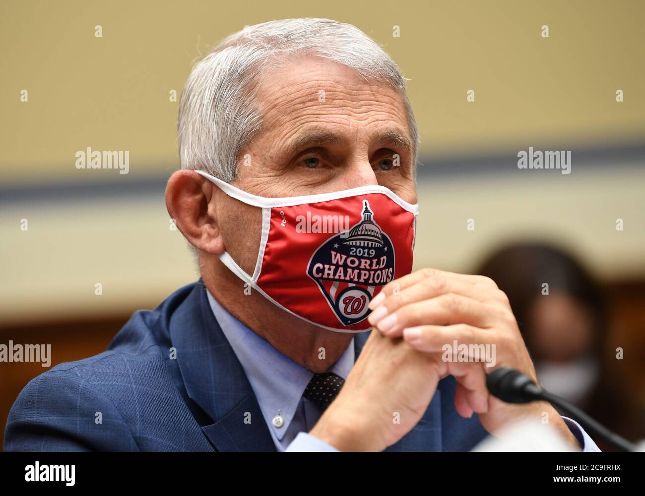 Il Dr. Anthony Fauci, direttore del National Institute for Allergy and Infectious Diseases, testimonia di fronte a una sottocommissione della Camera sull'audizione di crisi di Coronavirus su un piano nazionale per contenere la pandemia COVID-19, a Capitol Hill a Washington, DC venerdì 31 luglio 2020. Credit: Kevin Dietsch/Pool via CNP | utilizzo in tutto il mondo Foto Stock