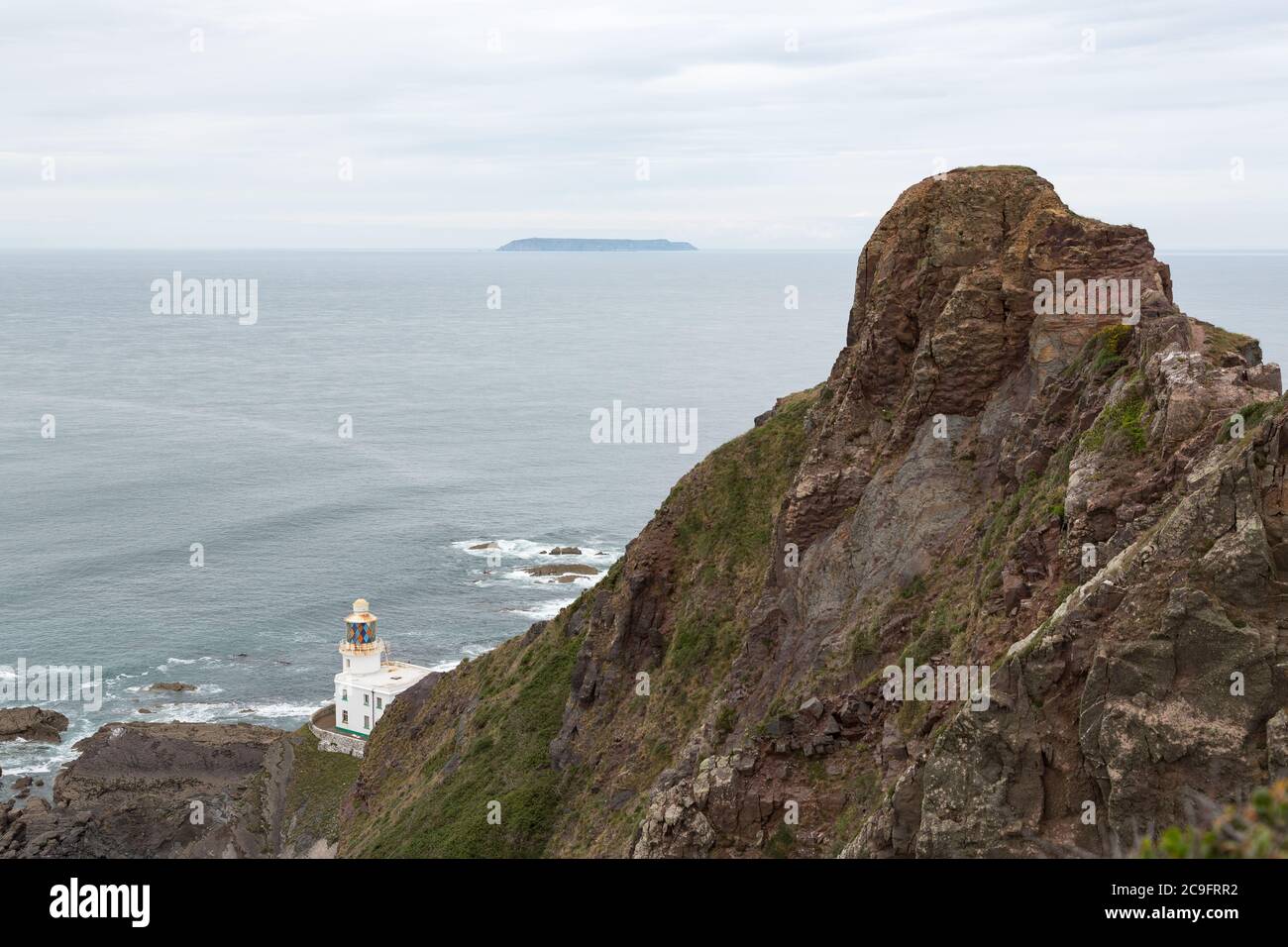 Il faro di Hartland Point si trova sulle rocce lungo la costa del Devon Foto Stock