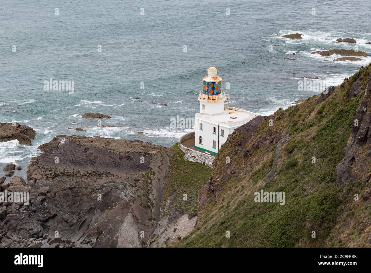 Il faro di Hartland Point si trova sulle rocce lungo la costa del Devon Foto Stock