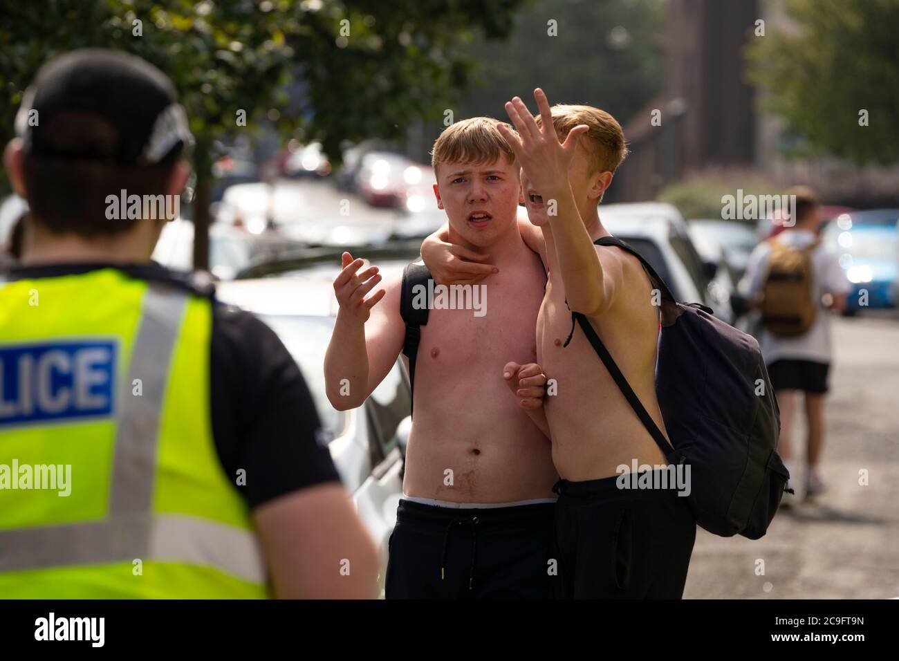 Edimburgo, Scozia, Regno Unito. 31 luglio 2020. La temperatura di 25°C e il sole hanno portato enormi folle a Portobello Beach fuori Edimburgo. Molti grandi gruppi di adolescenti stavano godendo la spiaggia e le bevande alcoliche erano molto popolari. Nella foto, intorno alle 15:00 si sono verificati problemi tra i giovani sulla spiaggia e i rinforzi della polizia sono stati rapidamente in scena e molte persone sono state rapite. Westbank Street è stata chiusa al traffico e circa 30 poliziotti stanno pattugliando la passeggiata. La polizia confisca l'alcool degli adolescenti che rimangono sulla spiaggia. Iain Masterton/Alamy Live News Foto Stock