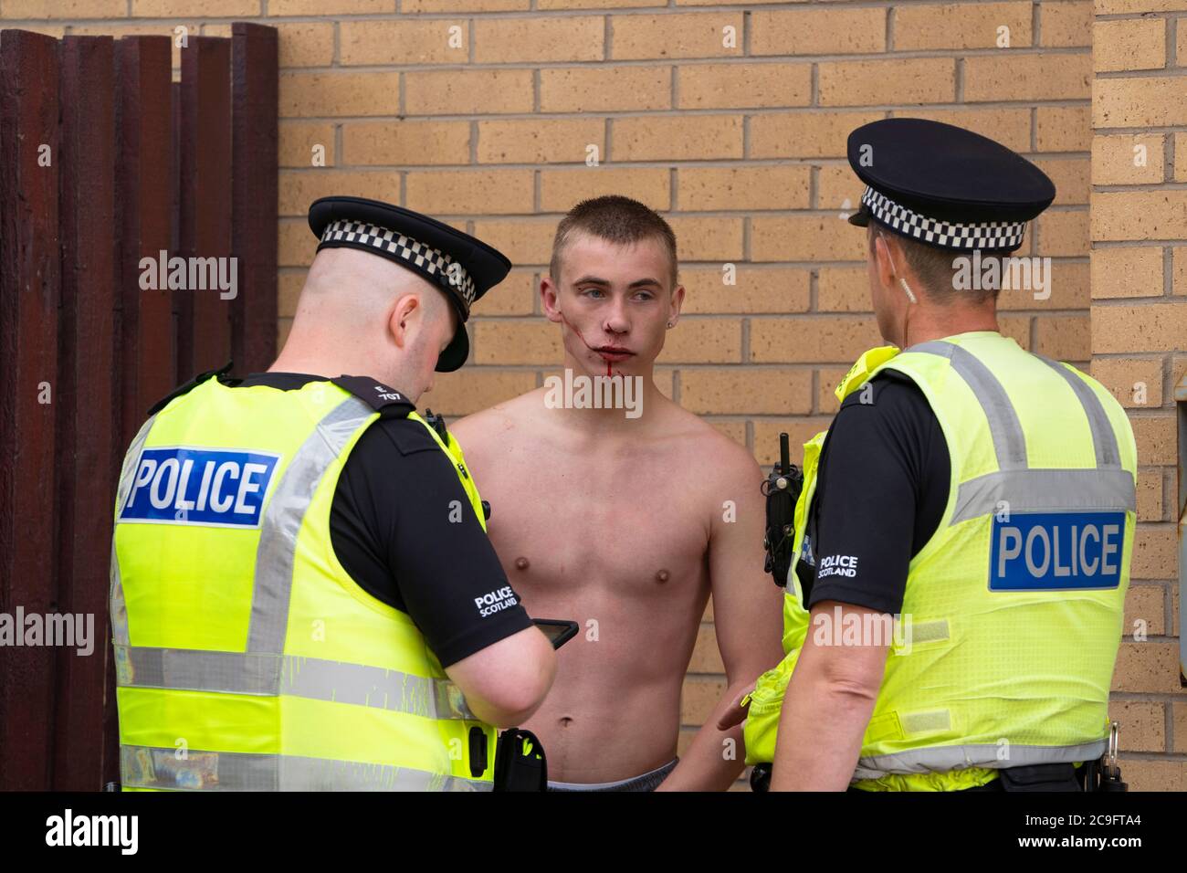 Edimburgo, Scozia, Regno Unito. 31 luglio 2020. La temperatura di 25°C e il sole hanno portato enormi folle a Portobello Beach fuori Edimburgo. Molti grandi gruppi di adolescenti stavano godendo la spiaggia e le bevande alcoliche erano molto popolari. Nella foto, intorno alle 15:00 si sono verificati problemi tra i giovani sulla spiaggia e i rinforzi della polizia sono stati rapidamente in scena e molte persone sono state rapite. Westbank Street è stata chiusa al traffico e circa 30 poliziotti stanno pattugliando la passeggiata. La polizia confisca l'alcool degli adolescenti che rimangono sulla spiaggia. Iain Masterton/Alamy Live News Foto Stock