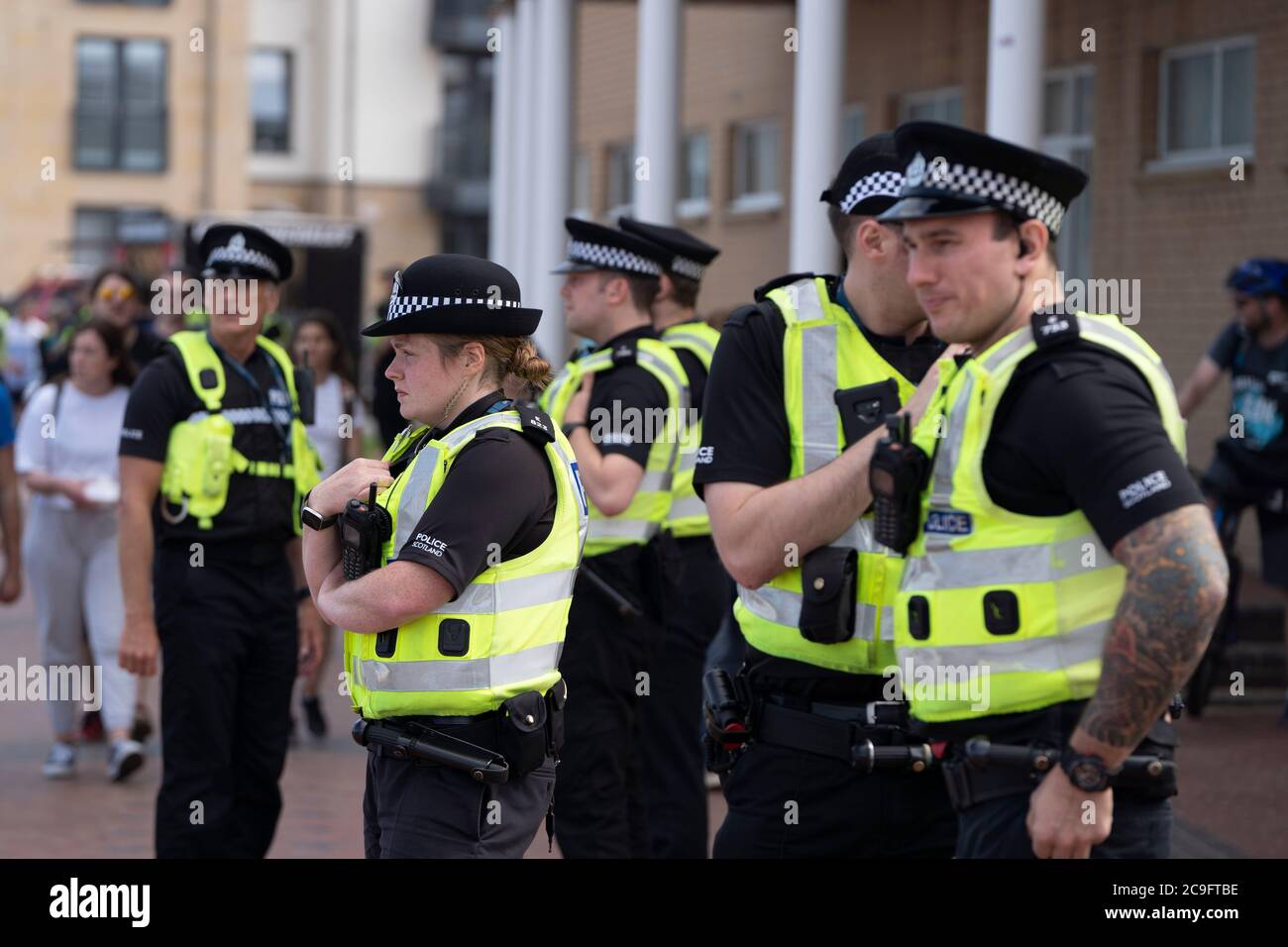 Edimburgo, Scozia, Regno Unito. 31 luglio 2020. La temperatura di 25°C e il sole hanno portato enormi folle a Portobello Beach fuori Edimburgo. Molti grandi gruppi di adolescenti stavano godendo la spiaggia e le bevande alcoliche erano molto popolari. Nella foto, intorno alle 15:00 si sono verificati problemi tra i giovani sulla spiaggia e i rinforzi della polizia sono stati rapidamente in scena e molte persone sono state rapite. Westbank Street è stata chiusa al traffico e circa 30 poliziotti stanno pattugliando la passeggiata. La polizia confisca l'alcool degli adolescenti che rimangono sulla spiaggia. Iain Masterton/Alamy Live News Foto Stock
