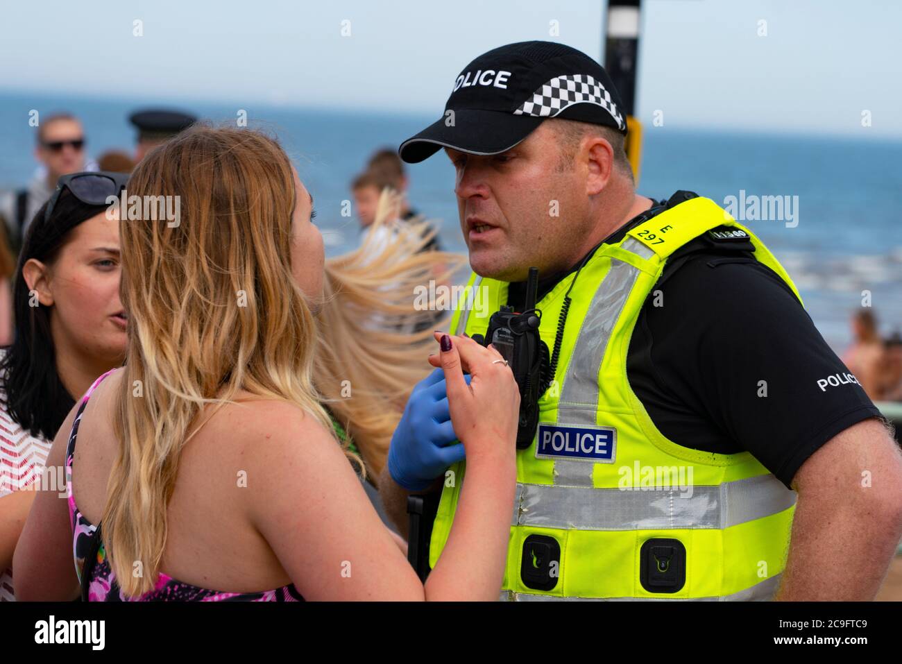 Edimburgo, Scozia, Regno Unito. 31 luglio 2020. La temperatura di 25°C e il sole hanno portato enormi folle a Portobello Beach fuori Edimburgo. Molti grandi gruppi di adolescenti stavano godendo la spiaggia e le bevande alcoliche erano molto popolari. Nella foto, intorno alle 15:00 si sono verificati problemi tra i giovani sulla spiaggia e i rinforzi della polizia sono stati rapidamente in scena e molte persone sono state rapite. Westbank Street è stata chiusa al traffico e circa 30 poliziotti stanno pattugliando la passeggiata. La polizia confisca l'alcool degli adolescenti che rimangono sulla spiaggia. Iain Masterton/Alamy Live News Foto Stock