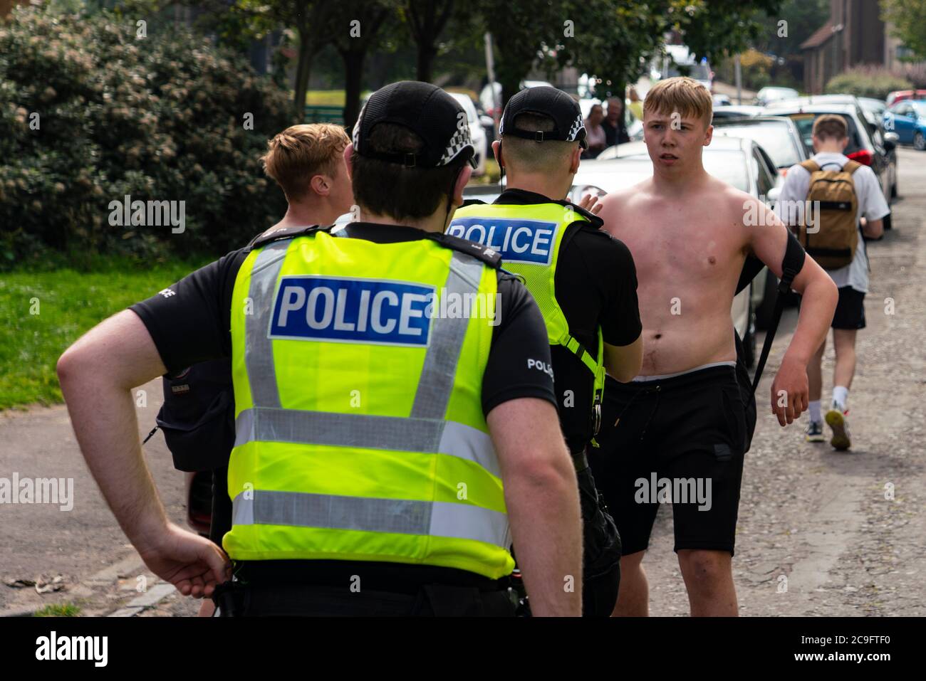 Edimburgo, Scozia, Regno Unito. 31 luglio 2020. La temperatura di 25°C e il sole hanno portato enormi folle a Portobello Beach fuori Edimburgo. Molti grandi gruppi di adolescenti stavano godendo la spiaggia e le bevande alcoliche erano molto popolari. Nella foto, intorno alle 15:00 si sono verificati problemi tra i giovani sulla spiaggia e i rinforzi della polizia sono stati rapidamente in scena e molte persone sono state rapite. Westbank Street è stata chiusa al traffico e circa 30 poliziotti stanno pattugliando la passeggiata. La polizia confisca l'alcool degli adolescenti che rimangono sulla spiaggia. Iain Masterton/Alamy Live News Foto Stock