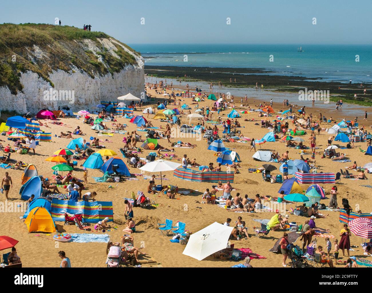 Joss Bay Broadstairs Thanet Kent UK. I vacanzieri che fanno la maggior parte del og giorno molto caldo sulla loro staycation. Foto Stock