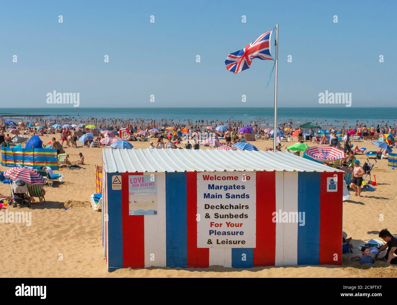 Margate spiaggia principale in una giornata molto calda, i vacanzieri si divertono staycation dopo il blocco. Foto Stock