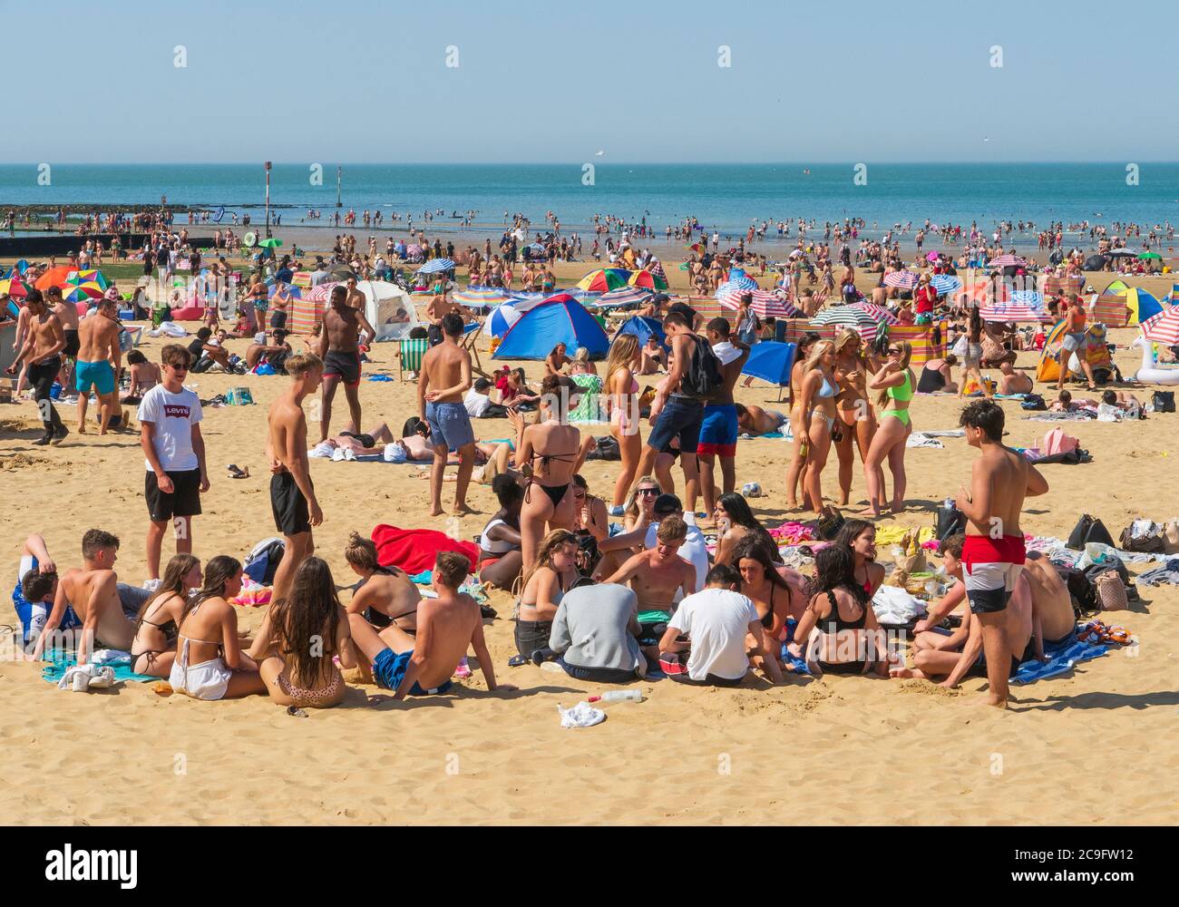 Margate spiaggia principale in una giornata molto calda, i vacanzieri si divertono staycation dopo il blocco. Foto Stock
