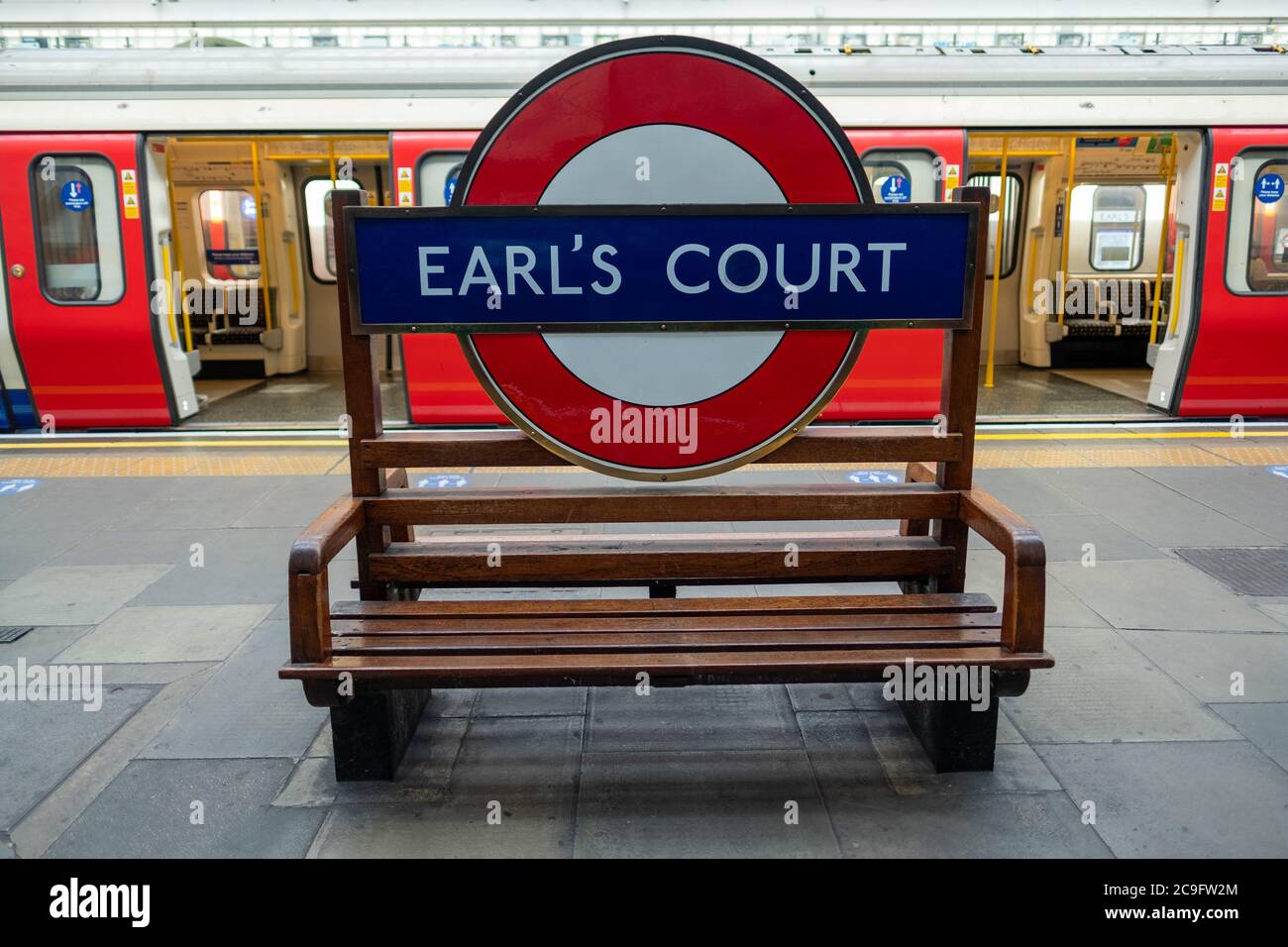 LONDON-Earls Court Station Platform, a District e Piccadilly Line, stazione della metropolitana di Londra nel sud-ovest di Londra Foto Stock