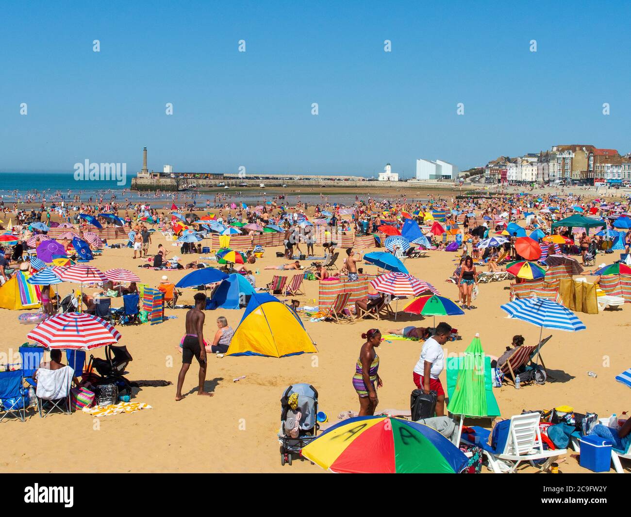 Margate spiaggia principale in una giornata molto calda, i vacanzieri si divertono staycation dopo il blocco. Foto Stock