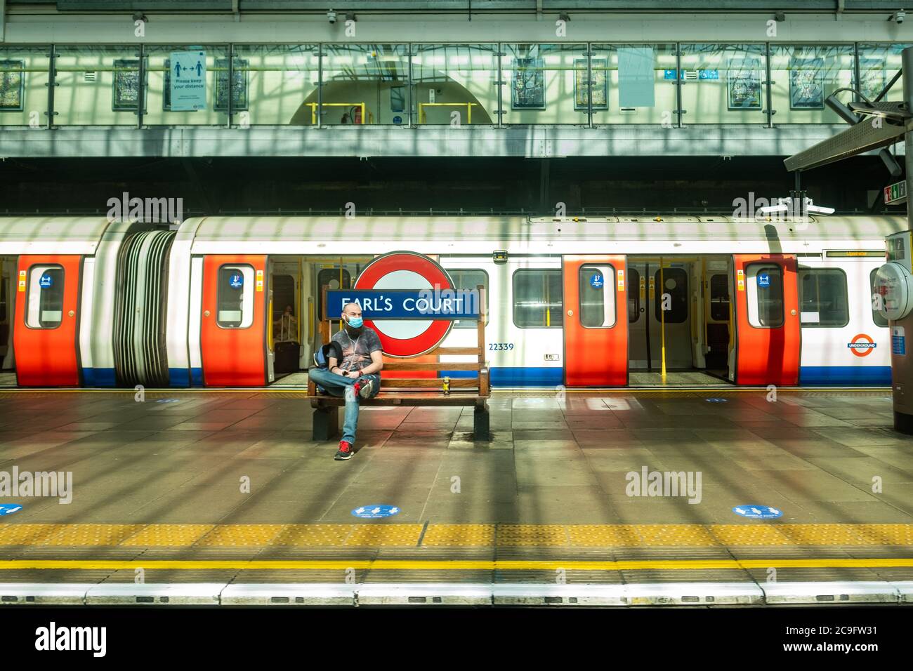 LONDON-Earls Court Station Platform, a District e Piccadilly Line, stazione della metropolitana di Londra nel sud-ovest di Londra Foto Stock