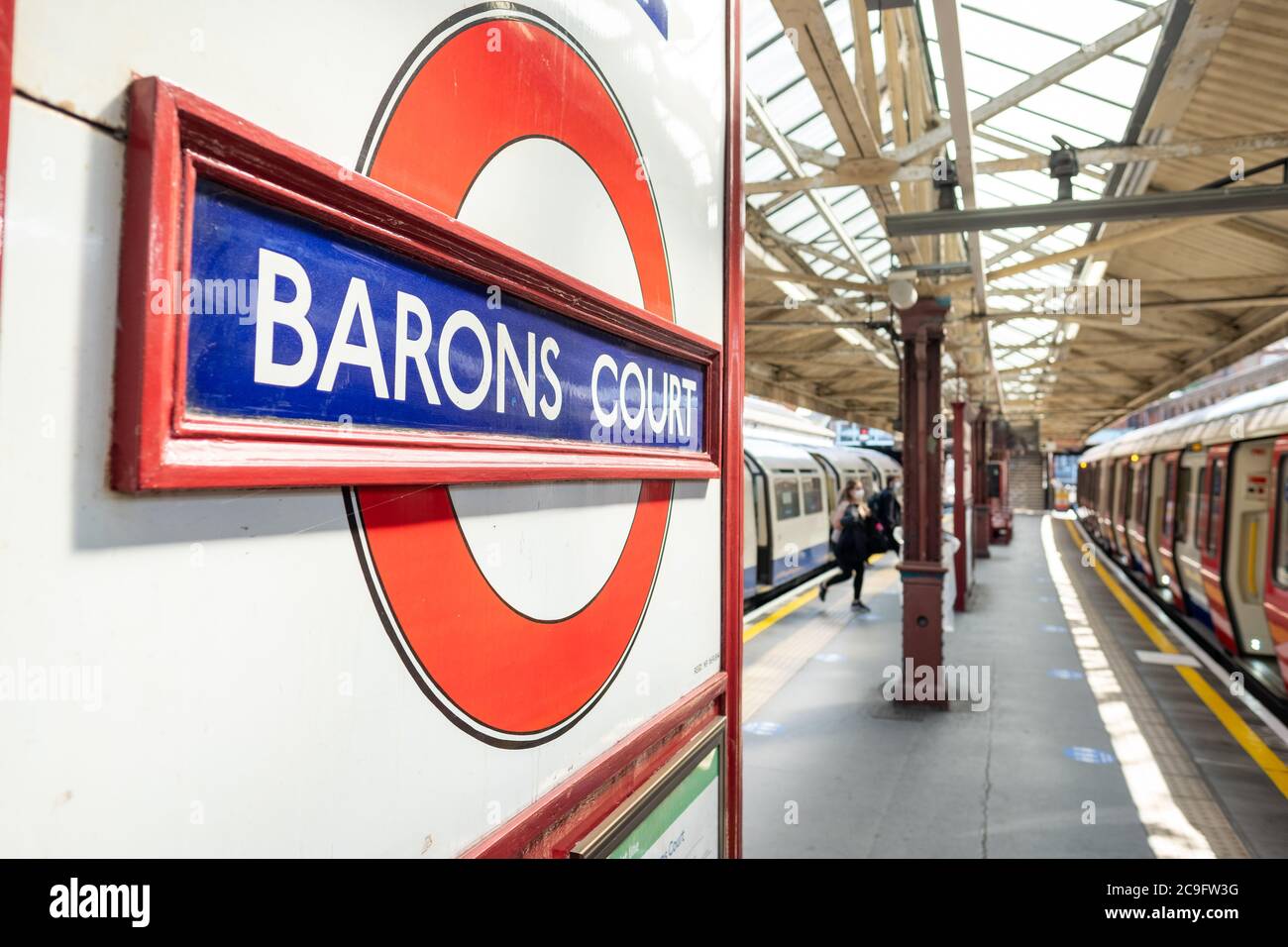 Stazione della metropolitana Barons Court di Londra nell'area di Hammersmith/Kensington di Londra Ovest Foto Stock