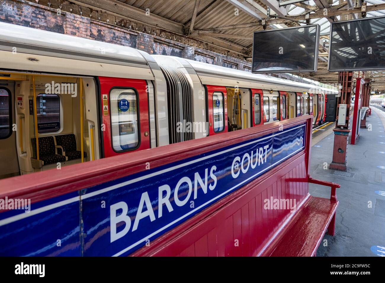Stazione della metropolitana Barons Court di Londra nell'area di Hammersmith/Kensington di Londra Ovest Foto Stock