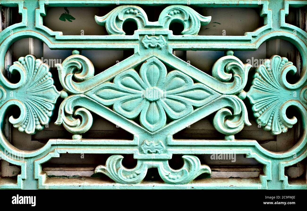 Elegante ornamento floreale di delicato colore verde, elemento architettonico fonderia in ghisa. Foto Stock